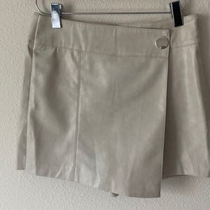 Zara Women’s Faux Beige/Cream Mini Skort With Metallic Front Button Size XS